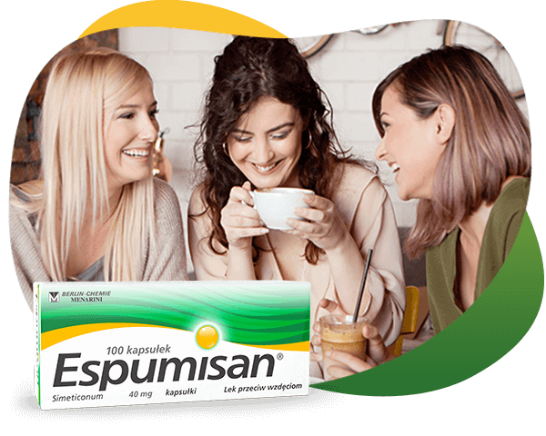 Trzy kobiety piją kawę, śmieją się i rozmawiają o wzdęciach. Z przodu Espumisan® kapsułki 40 mg.