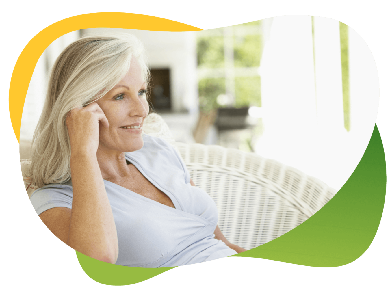 Zrelaksowana kobieta w średnim wieku siedzi na fotelu w schludnym salonie i rozmawia przez telefon, obrazuje pozbycie się wzdęć w czasie menopauzy