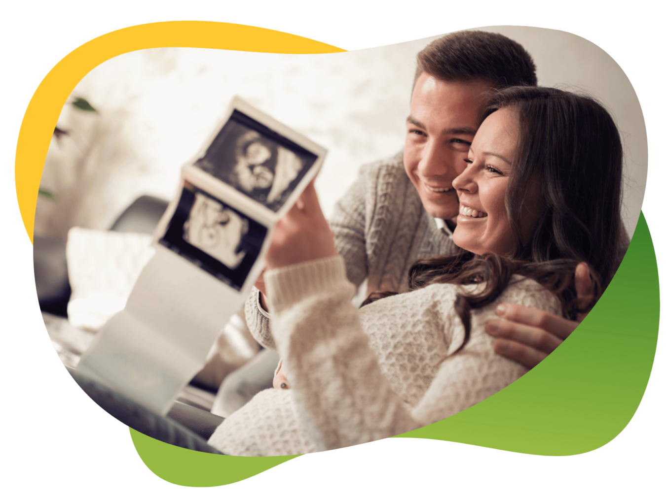 Szczęśliwi rodzice oglądają zdjęcia USG swojego nienarodzonego dziecka